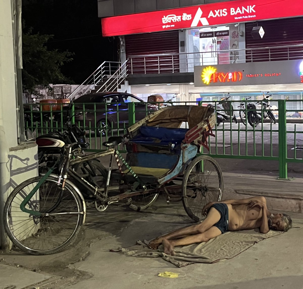 abhaykumarjnu's tweet photo. What does development mean to this rickshaw puller?
#abhaykumarjnu #development #poverty #RIKSHAWALA #rikshawpuller #India #lucknow #inequality #exclusion https://t.co/scjtkthpSO