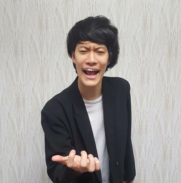 【近所の70歳超えの皮膚科の先生】

おじいちゃんだからか毎回虫眼鏡持って
「あｧ〜これはねぇ〜なんの病気かねぇ〜
初めて見るねぇ、、専門書見るねぇ〜
えーーーっと、、、アトピー」

1番メジャーなやつ!!!
カルテ見ろ笑

だがそれがいい
むしろ聞きに行ってる