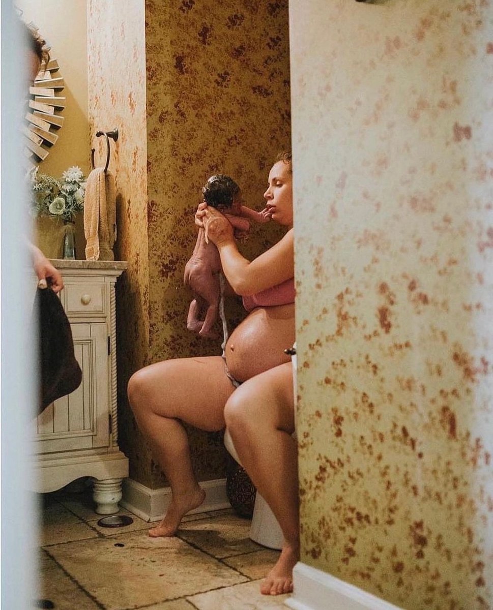 BirthInternatio's tweet photo. There is something gloriously normal about birthing your baby at home. The sacred and the ordinary meet in this place. 🌕✨💗

#sacredbirth #normalbirth #birthinternational

found on @livewildbirthfree https://t.co/QBJ7QS3n1N https://t.co/JEotqTQsvP