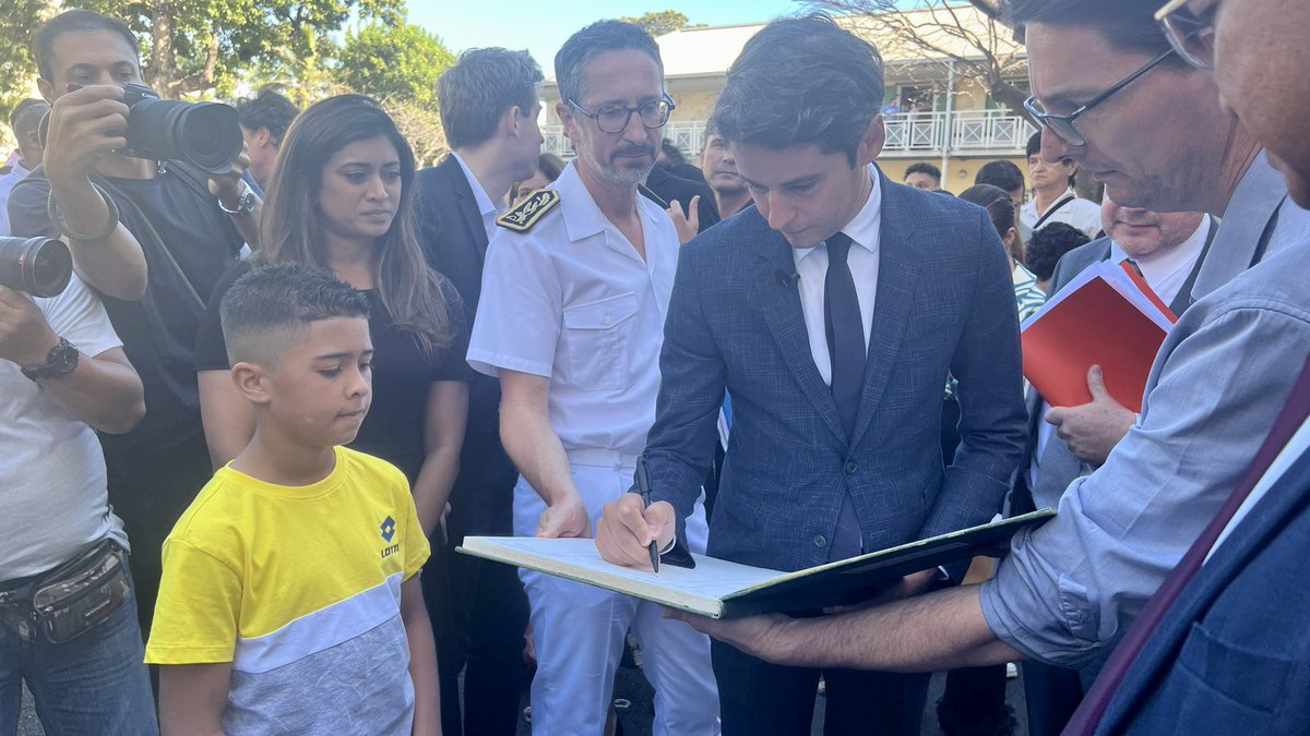 Le harcèlement scolaire au cœur de la visite du Ministre de l’Éducation Nationale, <a href="/GabrielAttal/">Gabriel Attal</a>, au <a href="/CollegeBourbon/">Collège de Bourbon</a>.
Entre présentation des actions initiées et éloquence, le Ministre a pu échanger avec les ambassadeurs et les familles. #pHARE #stopharcelement