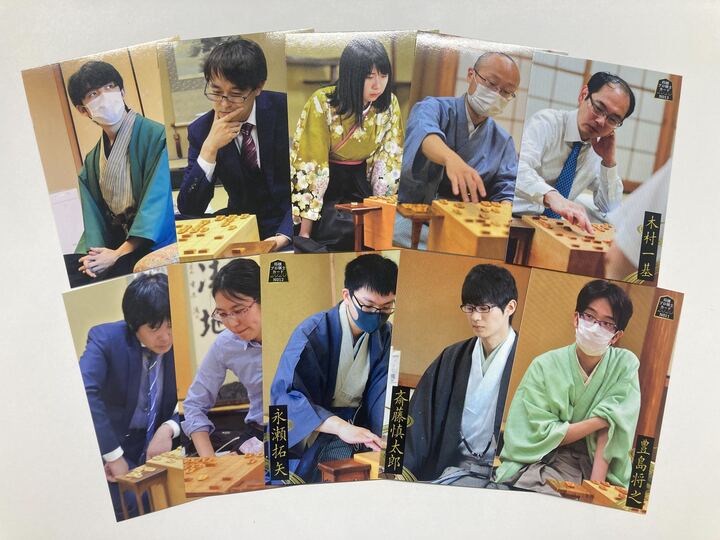 mynavi_shogi's tweet photo. 『将棋情報局 夏祭りフェア2023』の開催を記念してリポスト（リツイート）プレゼントキャンペーンを実施します！
引用元の投稿をリポストした方の中から抽選３名様に棋士トレーディングカート10枚セット（非売品）をプレゼント！
応募締切は8月24日まで。
※当選はDMでお知らせします。 https://t.co/w4xnCuBsdE