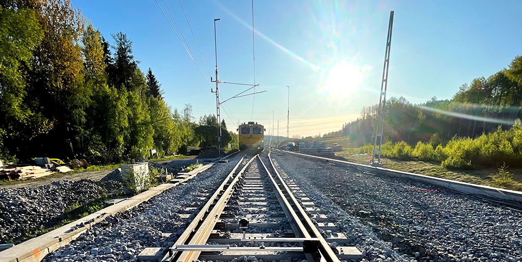 NRC_Finland's tweet photo. 🇸🇪 Ruotsalaisten kollegojemme kesä on sujunut aurinkoisissa tunnelmissa! Naapurimme on nimittäin voittanut kaksi projektia: Ången ratapihan ratageometrian korjauksen ja projektin, joka tähtää nopeuden nostoon Åstorp–Hässleholm-välillä. Hienoa työtä! 💎 #NRCGroup #raideinfra https://t.co/2HNtf4r2Xj