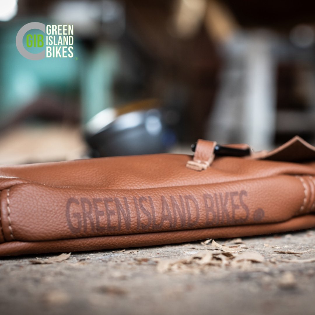 Unser Projekt "Dual Use Scrambler" auf Basis einer Kawasaki Z750 Twin ist fertig.
Wir freuen uns auf den 7.9.2023. Hier wird unser Unikat exklusive in der Zeitschrift "Motorrad Classic" vorgestellt. Bis dahin folgen noch ein paar weitere Impressionen.
green-island-bikes.de