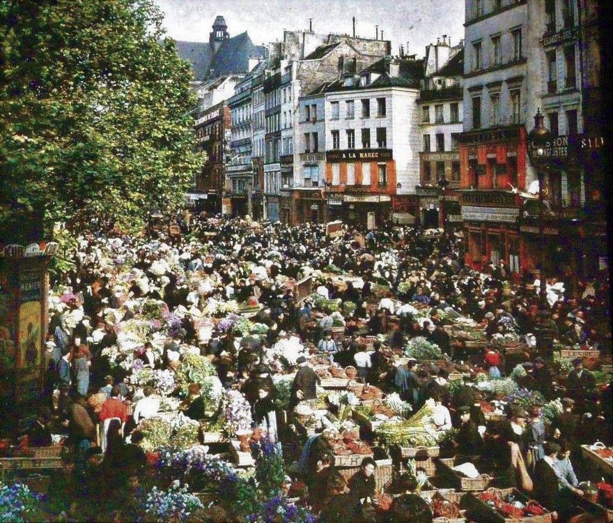 For 'Throwback Thursday' in Paris...a busy flower market on Rue Rambuteau in Les Halles district circa 1914. #ThrowbackThursday #TBThursday #Paris #France