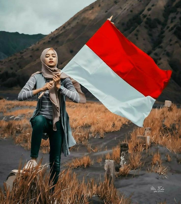 Happy Indonesian girl
With her national flag
------------------------
17 Agustus 2023
Dirgahayu Republik Indonesia
Hari Kemerdekaan RI ke 78
Indonesia Independence Day

#17Ağustos
#IndonesiaTerusMelaju 
#IndependenceDay2023 
#Indonesia