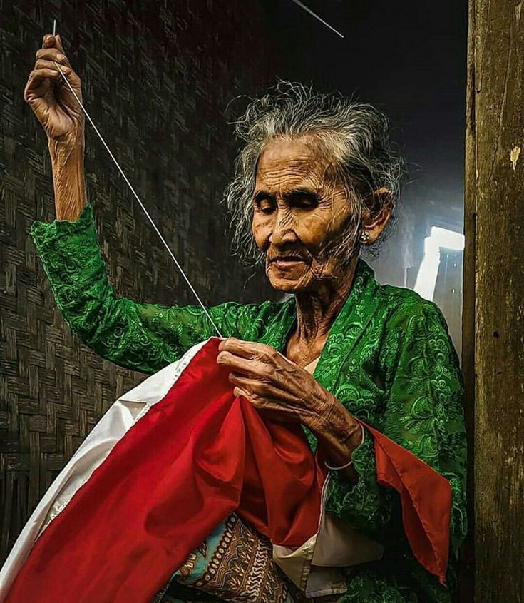 Indonesian Grandma
Preparing her national flag
-----------------------------
17 Agustus 2023
Dirgahayu Republik Indonesia
Hari Kemerdekaan RI ke 78
Indonesia Independence Day

#17Ağustos
#IndonesiaTerusMelaju 
#IndependenceDay2023 
#Indonesia #photography