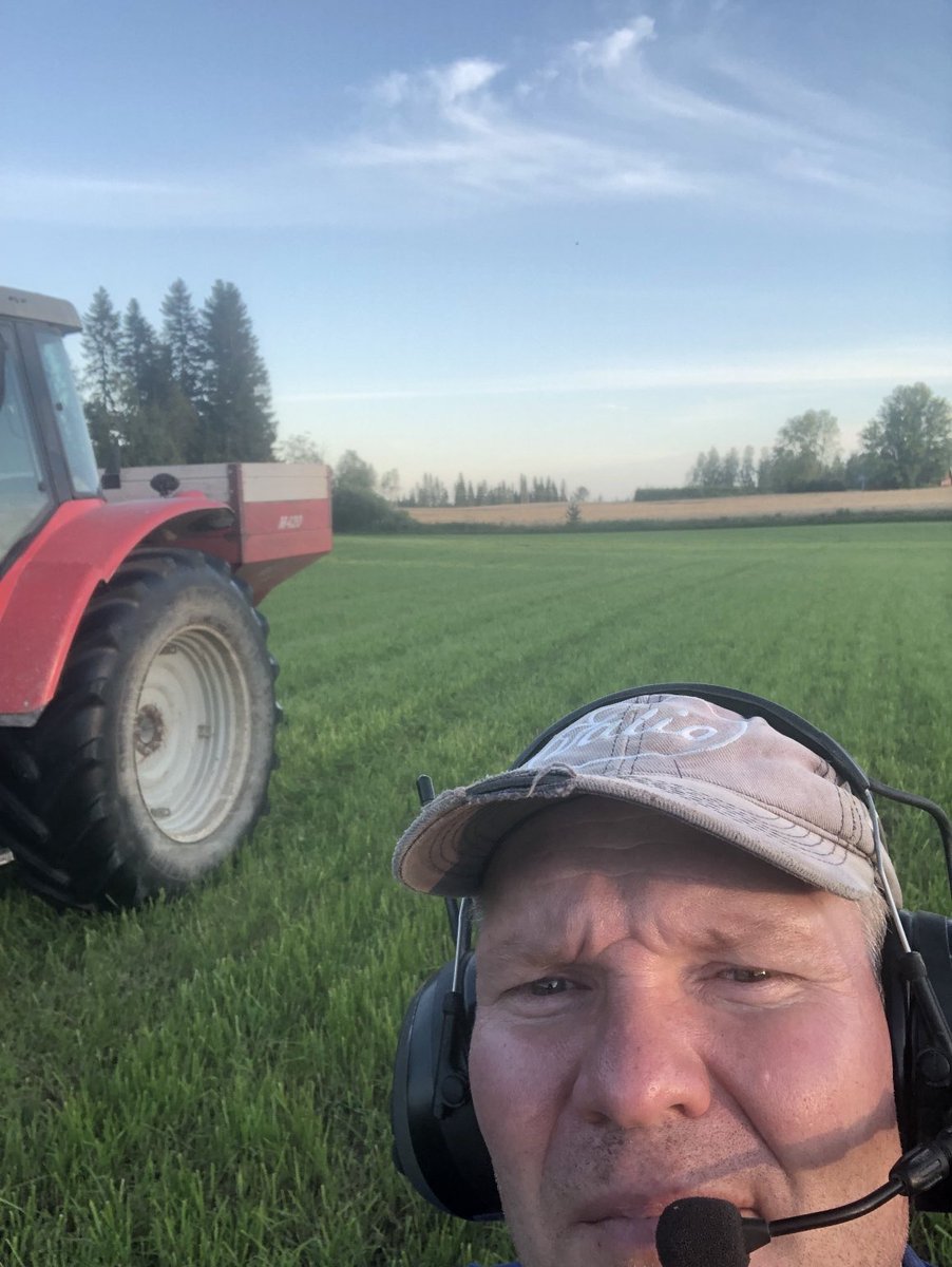 MikkoHeik's tweet photo. Toinen #säilörehu #sato lähes kokonaan varastossa. Märissä ja vaihtelevissa olosuhteissa onnistuttiin hyvin. Rehua tuli paljon mutta #laatu on arvoitus. Ei isoja vaurioita peltojen pintaan. Nyt viimeinen #lannoitus tälle vuodelle. #kausi2023 #valiomaitoa #syksy https://t.co/wjf8vaIOPY