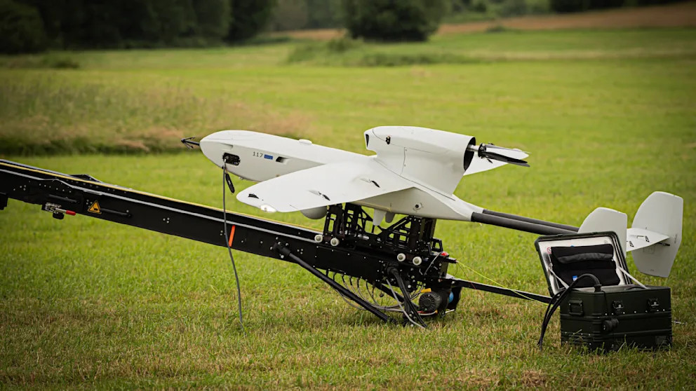 coltm4a1gr's tweet image. Η 🇩🇪 @RheinmetallAG ανακοίνωσε ότι θα παραδόσει εντός του έτους αριθμό τακτικών #UAV αναγνωρίσεως τύπου #LUNANG στις Ουκρανικές Ένοπλες Δυνάμεις, όπου θα υπηρετήσουν με το όνομα #HUSAR.

Τα εν λόγω UAV έχουν εμβέλεια 300km και μέγιστο επιχειρησιακό υψόμετρο 5km.