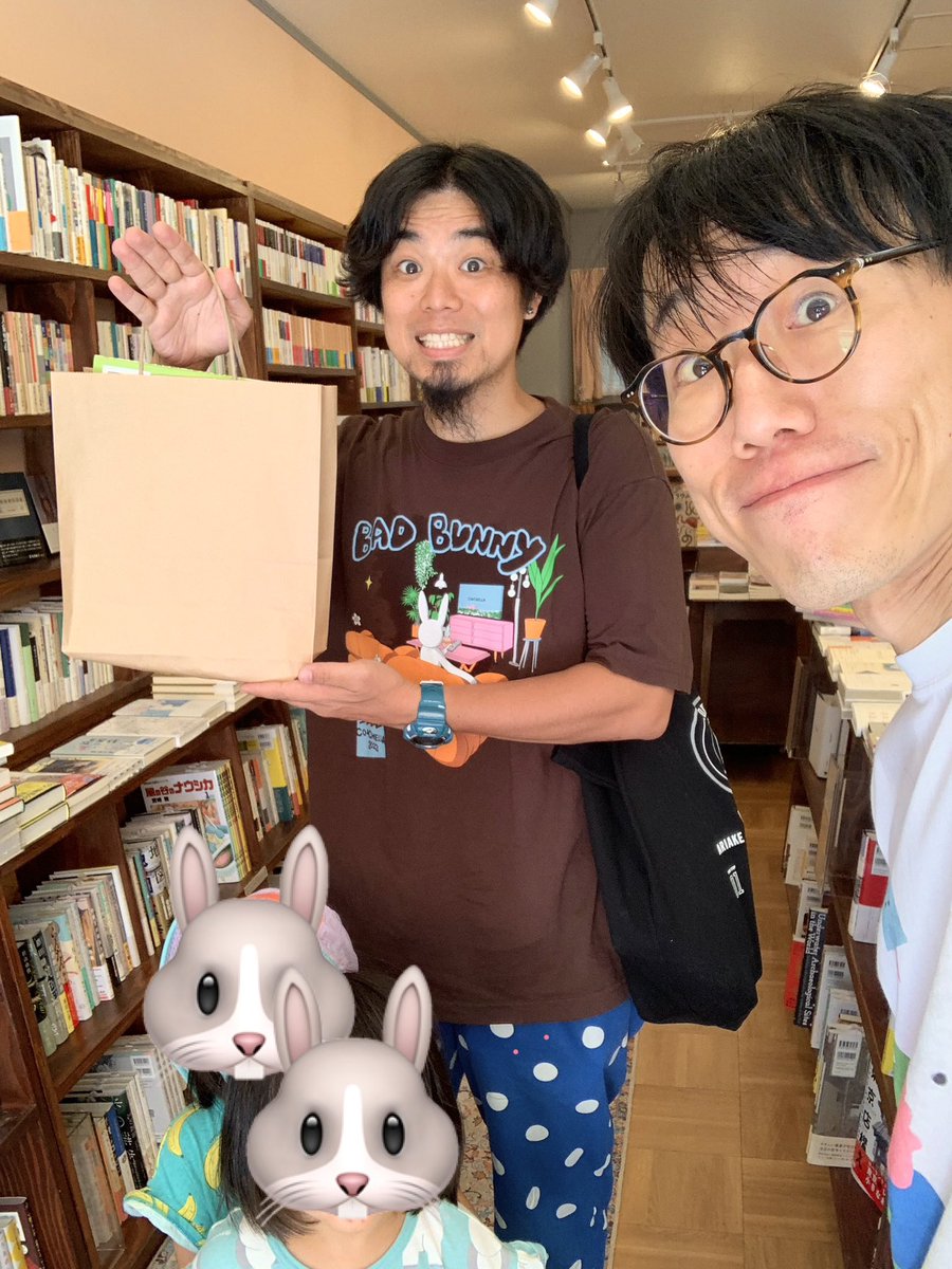 flaneur_books's tweet photo. 作家のカルロス矢吹さんが、ふたりのお嬢さんも一緒にご来店☺️
矢吹さんは、音楽イベント運営、美術展プロデュースからボクシングの試合役員まで、いったい何者なのだろう……と思わざるをえないほど多岐にわたるご活躍をされている方。店主久禮が小石川でPebbles BooksやあゆみBOOKSにいたころからのお客様なんです🙏
矢吹さんがピエール瀧さんと夜の東京を歩き回った『ピエール瀧の23区23時』は、散歩の視点を変える本として、とっても面白いですよ。