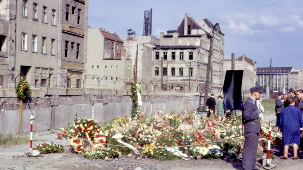 schoene_jens's tweet photo. #OTD 1962 #GeteiltesBerlin
Der 18jährige Peter Fechter versucht unweit des Checkpoints Charlie die #Berlin|er Mauer zu überwinden. Ohne Vorwarnung schießen #DDR-Grenzer auf ihn. Er fällt getroffen von der Mauer, schreit um Hilfe und verblutet - fast eine Stunde lang. https://t.co/Po3kh1CHqG