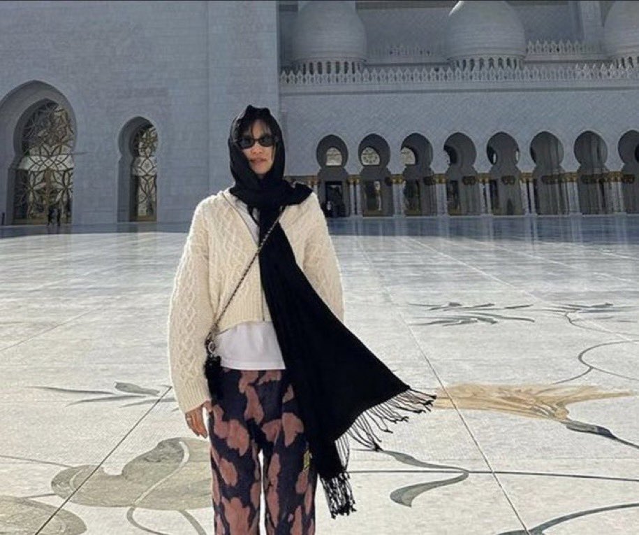 JENNIE WE LOVE YOU  
JENNIE AN ANGEL 
JENNIE RESPECTFUL IDOL 
WE LOVE YOU JENNIE KIM  
WE LOVE YOU JENNIE
JENNIE BEST GIRL