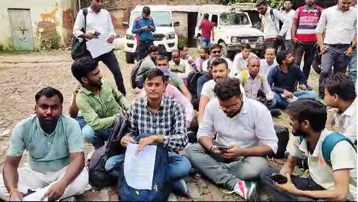 bstvlive's tweet photo. लखनऊ

➡️SCERT ऑफिस में बीएड अभ्यर्थियों का धरना प्रदर्शन

➡️अपनी मांगों को लेकर प्रदर्शन करे रहे हैं अभ्यर्थी

➡️बीएड अभ्यर्थियों को प्राइमरी शिक्षक भर्ती में शामिल करने की मांग

➡️बीएड अभ्यर्थियों की राज्य सरकार से गुहार लगाई

➡️सुप्रीम कोर्ट के फैसले के बाद अभ्यर्थियों में आक्रोश

➡️कोर���ट के फैसले के खिलाफ अध्यादेश लाए सरकार-अभ्यर्थी

#Lucknow