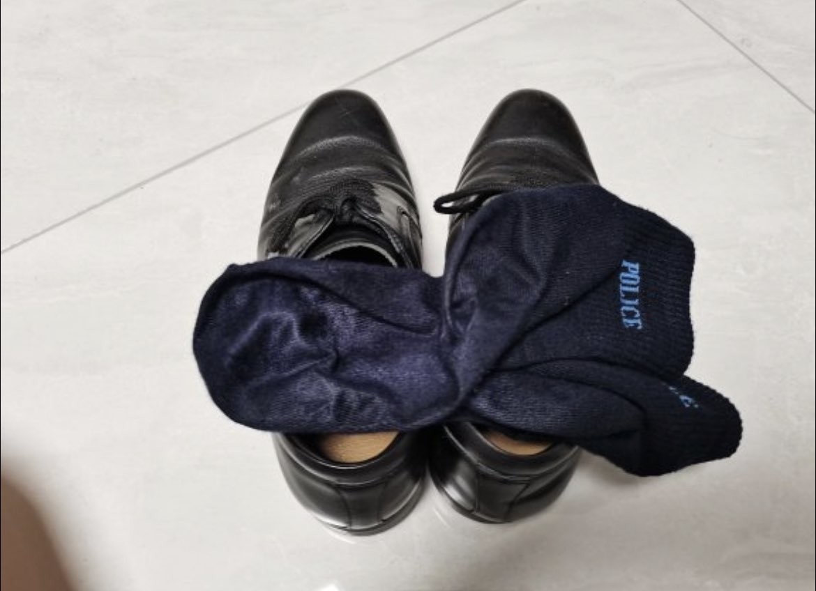 twice0074's tweet photo. 11号广场又碰到隔壁警察，晚上蹲他下班果然闻到新鲜黑袜，不过着急出门简单拍了张照，早上出门拿快递，居然才发现鞋架上焦黄的白袜，忍不住拿回家味道太tm上头了，套上来了一发 https://t.co/crXc6H9RzJ