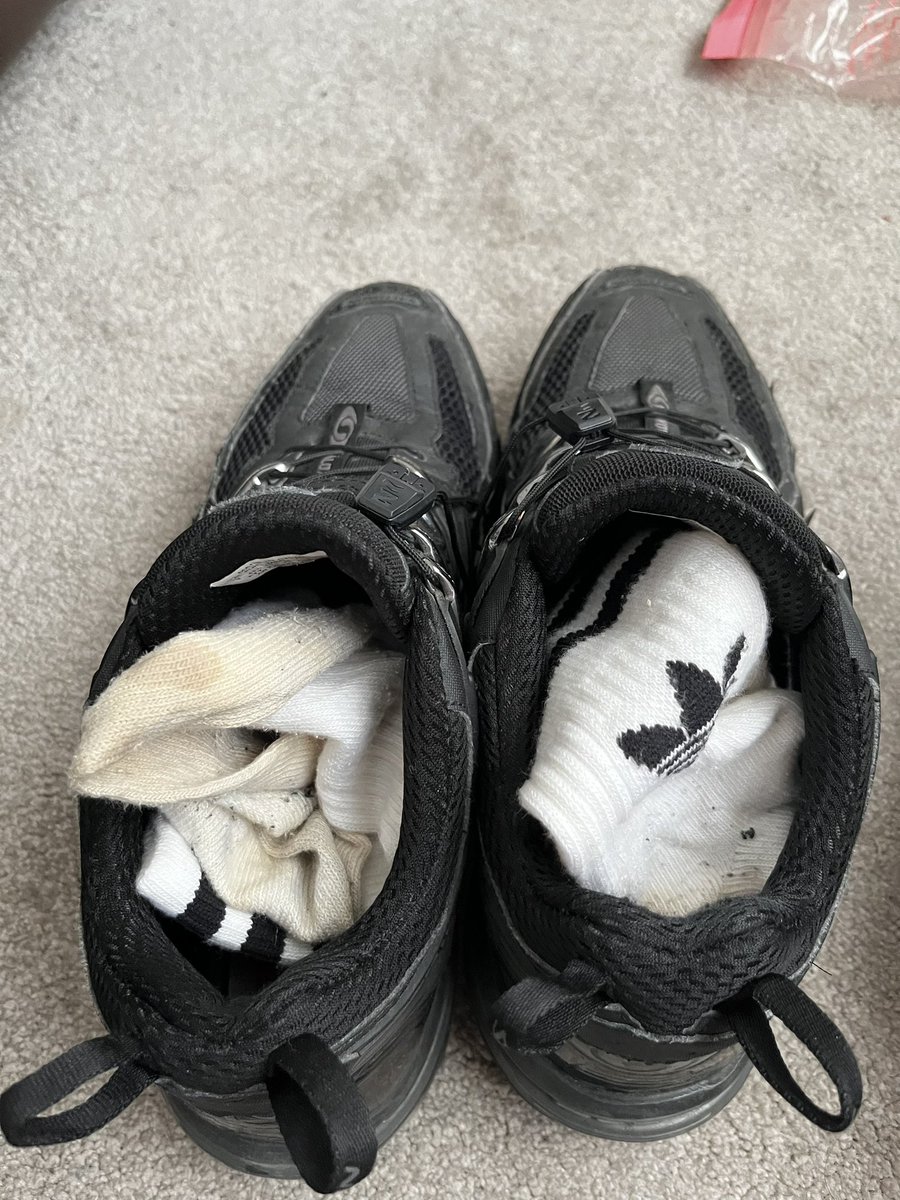 twice0074's tweet photo. 11号广场又碰到隔壁警察，晚上蹲他下班果然闻到新鲜黑袜，不过着急出门简单拍了张照，早上出门拿快递，居然才发现鞋架上焦黄的白袜，忍不住拿回家味道太tm上头了，套上来了一发 https://t.co/crXc6H9RzJ