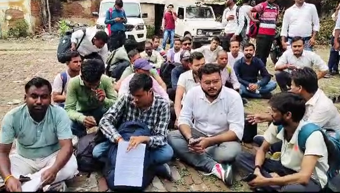bstvlive's tweet photo. लखनऊ

➡️SCERT ऑफिस में बीएड अभ्यर्थियों का धरना प्रदर्शन

➡️अपनी मांगों को लेकर प्रदर्शन करे रहे हैं अभ्यर्थी

➡️बीएड अभ्यर्थियों को प्राइमरी शिक्षक भर्ती में शामिल करने की मांग

➡️बीएड अभ्यर्थियों की राज्य सरकार से गुहार लगाई

➡️सुप्रीम कोर्ट के फैसले के बाद अभ्यर्थियों में आक्रोश

➡️कोर���ट के फैसले के खिलाफ अध्यादेश लाए सरकार-अभ्यर्थी

#Lucknow