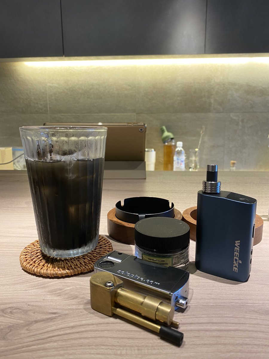 CTHRAG_YASKA's tweet photo. ちょいと足を伸ばして、恵比寿へ。
来ましたよ、VapeMania CBD Dispensary Lounge 恵比寿!
CBDなコーラをいただきながら、麻皇、
ExtraStrongを燻らせる。٩( 'ω' )و
四枚目、どっちが麻皇でどっちがExtraStrongでしょう?
#VapeMania
#CBDDispensaryLounge恵比寿店
#麻皇
#ExtraStrong https://t.co/ySLEK3p60W