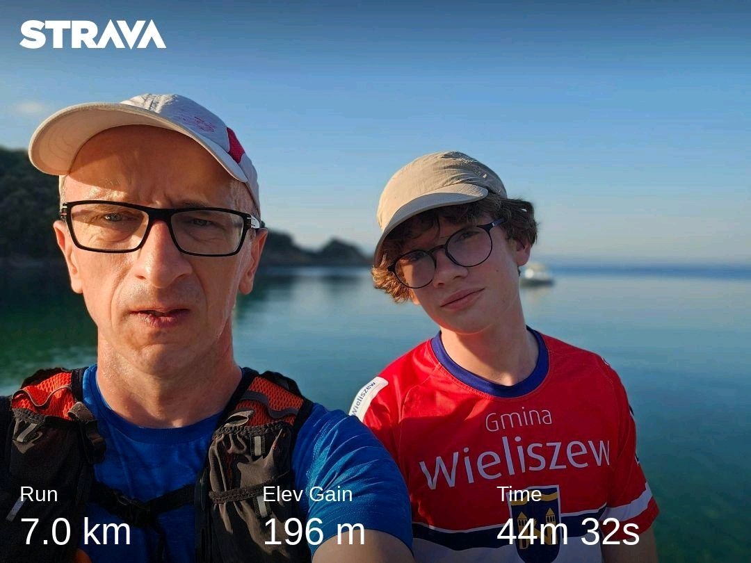 Pawel_Kownacki's tweet photo. Dziś bieg dla Chetanka czyli #PoChetane. Plan był taki by biec solo, ale Igor mnie zaskoczył i bez budzenia czekał zwarty i gotowy by pobiec ze mną...7 km górkami/dolinami i suma podbiegów wyszła prawie 200 metrów. Dobrego dnia! https://t.co/Eu7HAkdUUD