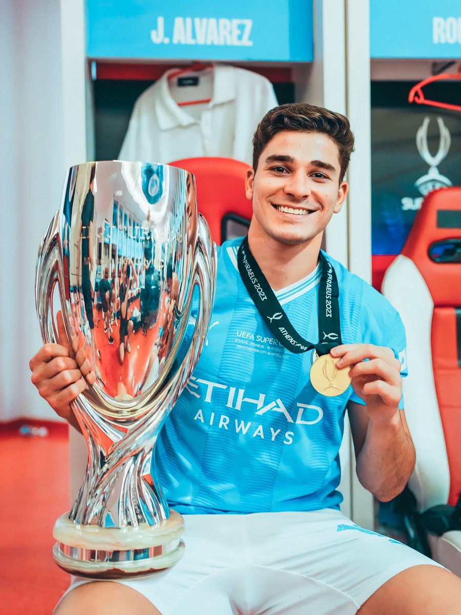 At the age of 23, Julián Álvarez equaled Leo Messi's 14 titles mark.🤟🕷️💙🇦🇷