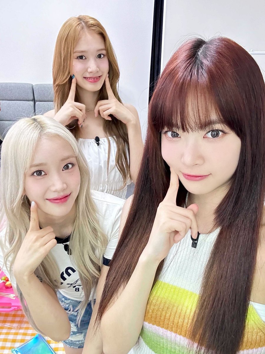 eunchae_diary's tweet photo. #은채의스타일기
은채와 토끼멍즈의 팡팡 터지는 인터뷰!
오늘 저녁 7시에 만나요🫧🤍

@le_sserafim
@STAYC_official

#HONGEUNCHAE #홍은채
#스테이씨 #STAYC #수민 #재이 #Bubble 
COMING SOON⬇️
https://t.co/FRKKm3AUFl https://t.co/VqHxE6xRPs