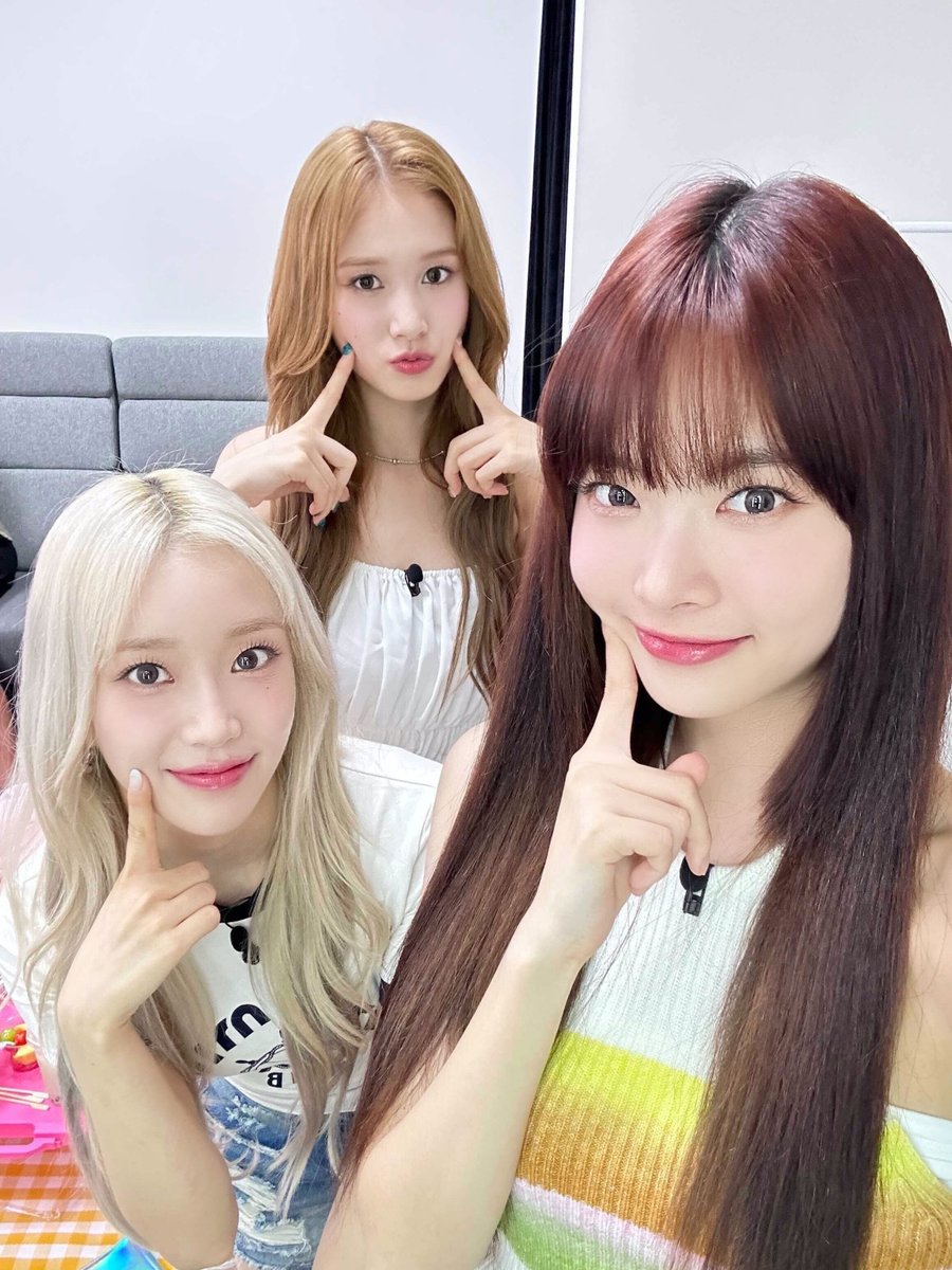 eunchae_diary's tweet photo. #은채의스타일기
은채와 토끼멍즈의 팡팡 터지는 인터뷰!
오늘 저녁 7시에 만나요🫧🤍

@le_sserafim
@STAYC_official

#HONGEUNCHAE #홍은채
#스테이씨 #STAYC #수민 #재이 #Bubble 
COMING SOON⬇️
https://t.co/FRKKm3AUFl https://t.co/VqHxE6xRPs