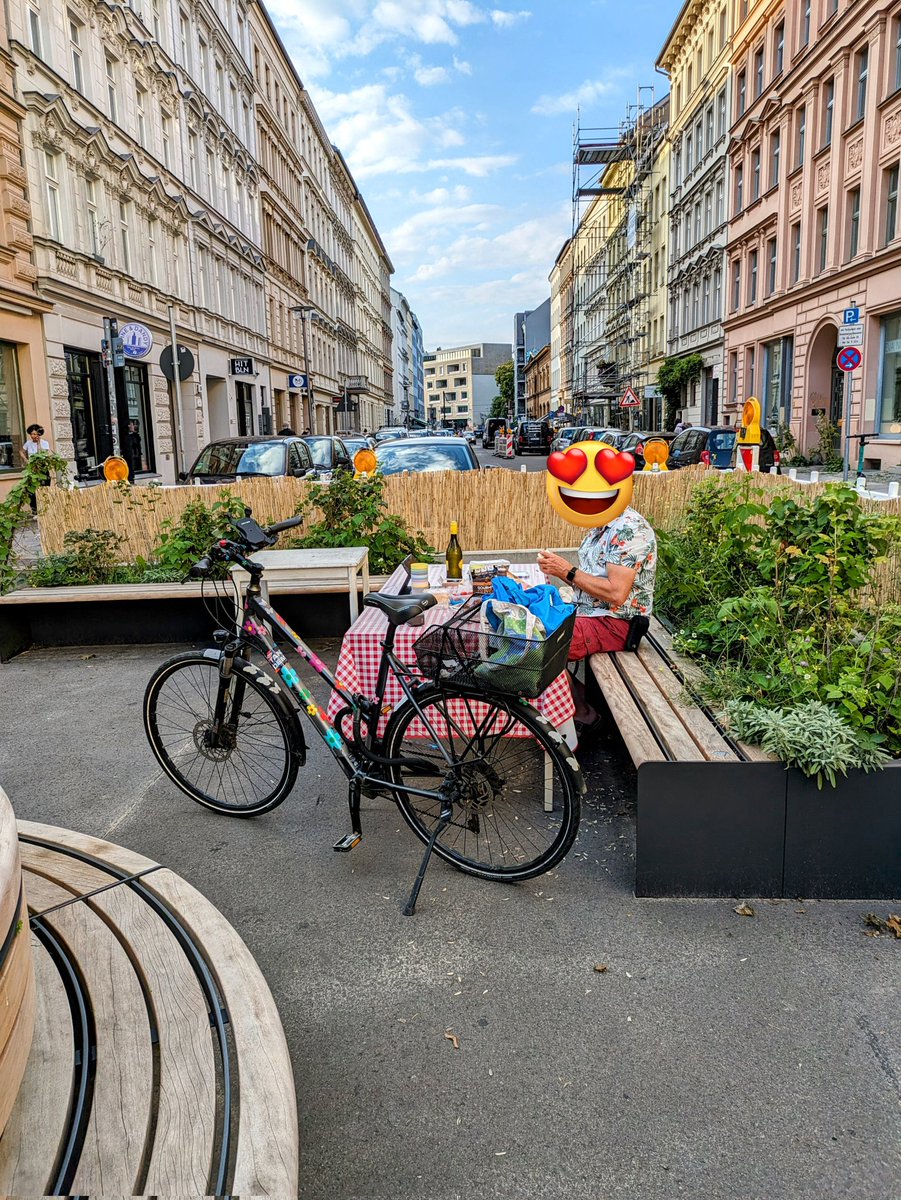 KerMafalda's tweet photo. @almut_neumann @pneumannberlin Das Design und die Lage dieser Sommerstraße #ackerstrasse sind nicht gut. Aber gestern waren wir zum Abendessen in der Ackerstraße. Wir begannen mit 2 Personen und um 22:00 Uhr saßen 13 Personen am Tisch. Berliners want and need more of this 🍻 https://t.co/el5qU3Ezhp