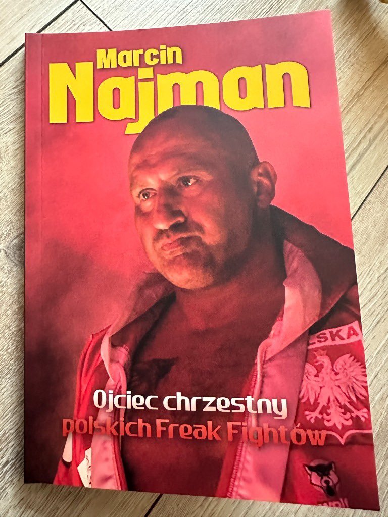 MINIMAJK9's tweet photo. Tylko poważnie książki a nie jakieś E-Booki 🫡 https://t.co/Meej8uyVIg