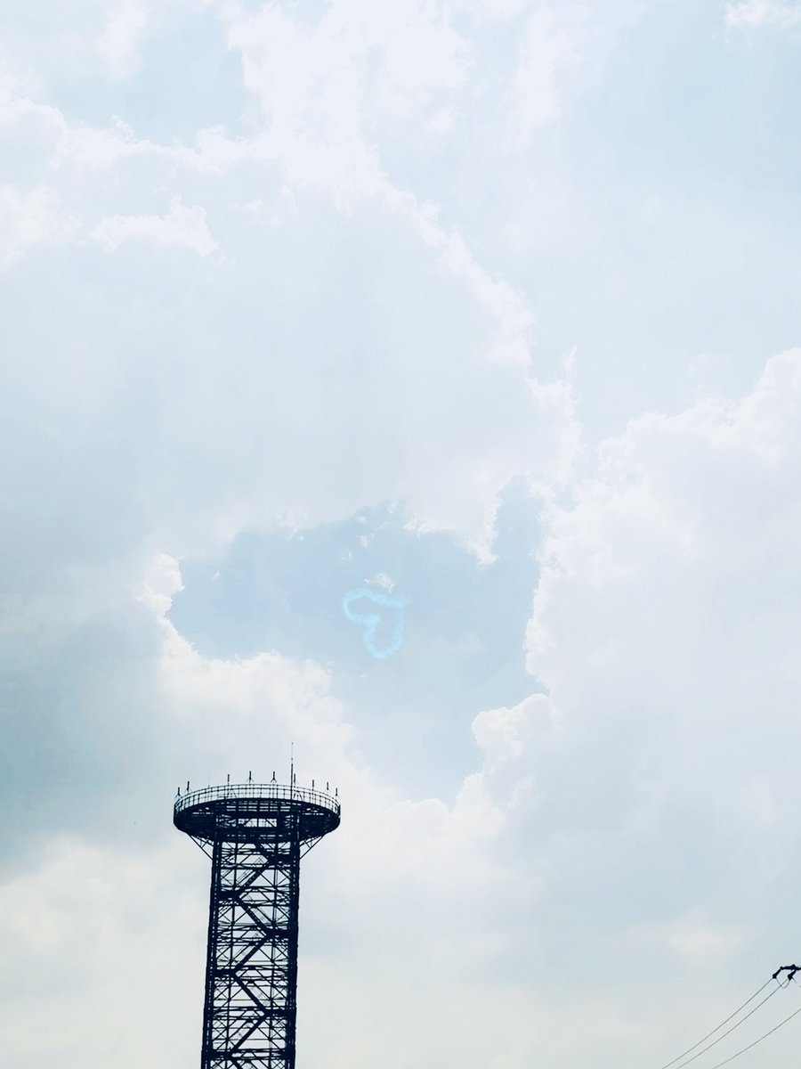 I saw this today and it made me smile ☺️☺️ ☁️☁️🩵🩵 IDK why, but I hope it puts a smile on your face too!! 

오늘도 🐳🩵😎✌️…..🦕

#NewJeans #뉴진스 #DANIELLE #다니엘 #모다니