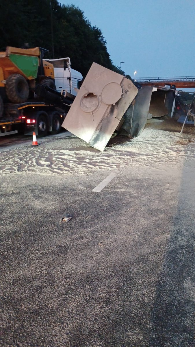 HighwaysSWEST's tweet photo. The #M32 southbound remains CLOSED between #M4 J19 and J1 near #Hambrook #Gloucestershire whilst clear up of debris and diesel is underway.

There is currently no estimate for when the carriageway will reopen.

Lane 3 (of 3) is also closed northbound.

https://t.co/vR6leitVvZ… https://t.co/iVdvMm4XHK