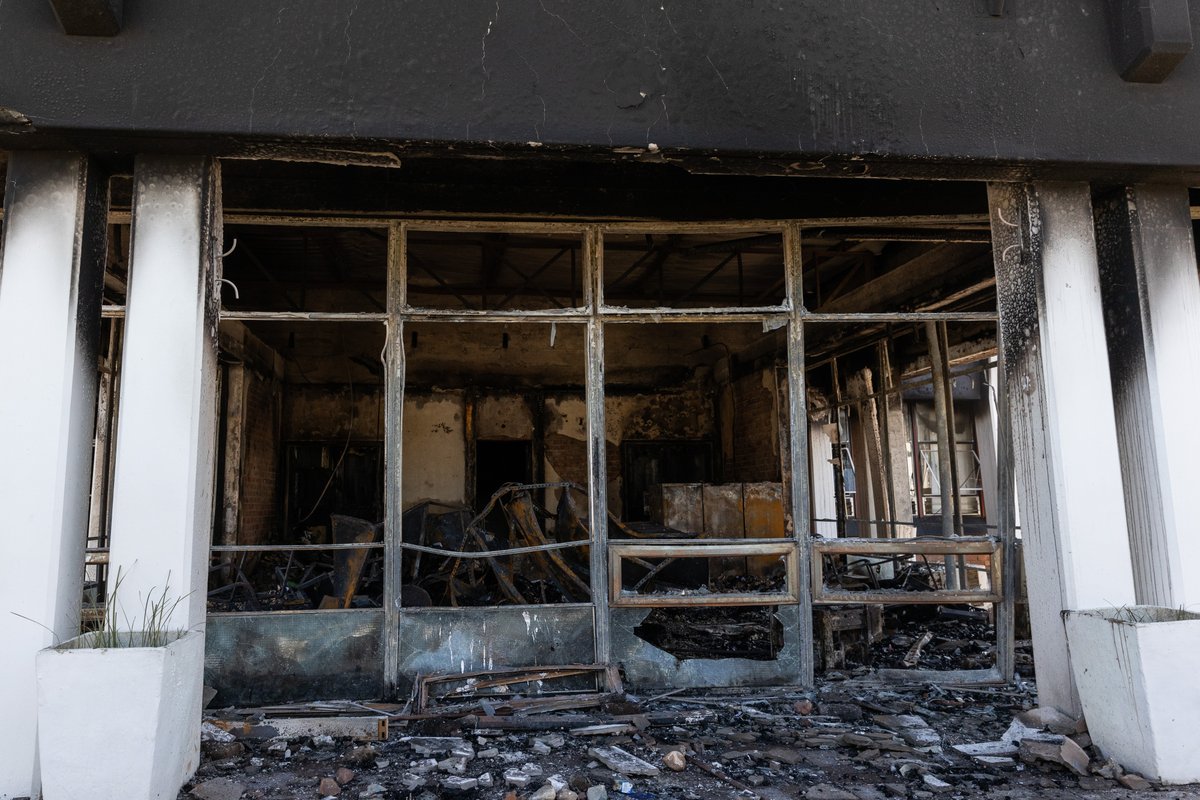 Swellendam shops looted and municipal offices torched as residents take to the streets complaining of racism and neglect. groundup.org.za/article/swelle… Photo: @AshrafRSA