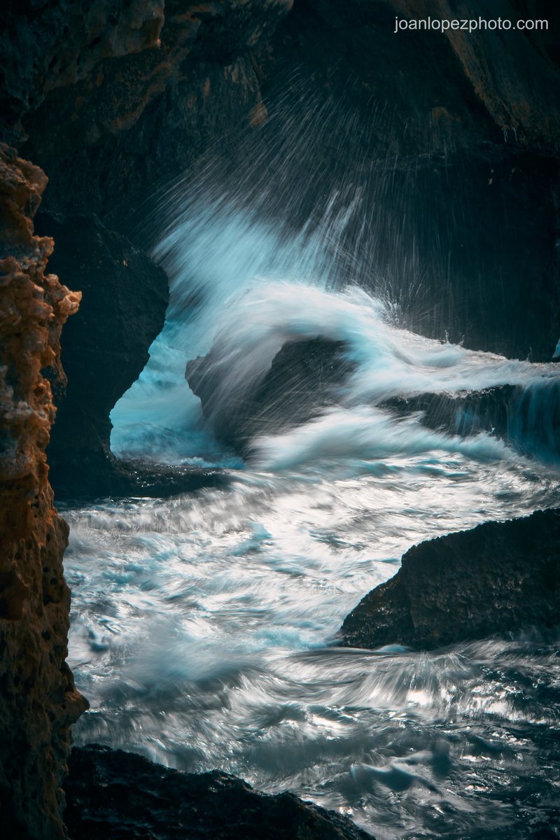 #Rocks caressed by the #waves

📸 Fujifilm X-T4

📷 Fujinon XF 100-400mm F4.5/5.6 R LM OIS WR 

#altafulla #silkeffect #silkeffectwater #silkysea #sea #seaside #seascape #sealovers #sealove #seascapes #seascape_captures #seascapephotography #seascapephoto #seascapephotographer…