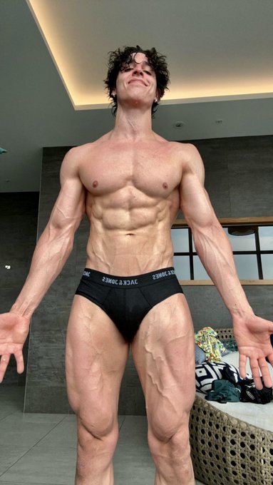 How tall do u think i am? 🤭 https://t.co/d9kaEtEJkl