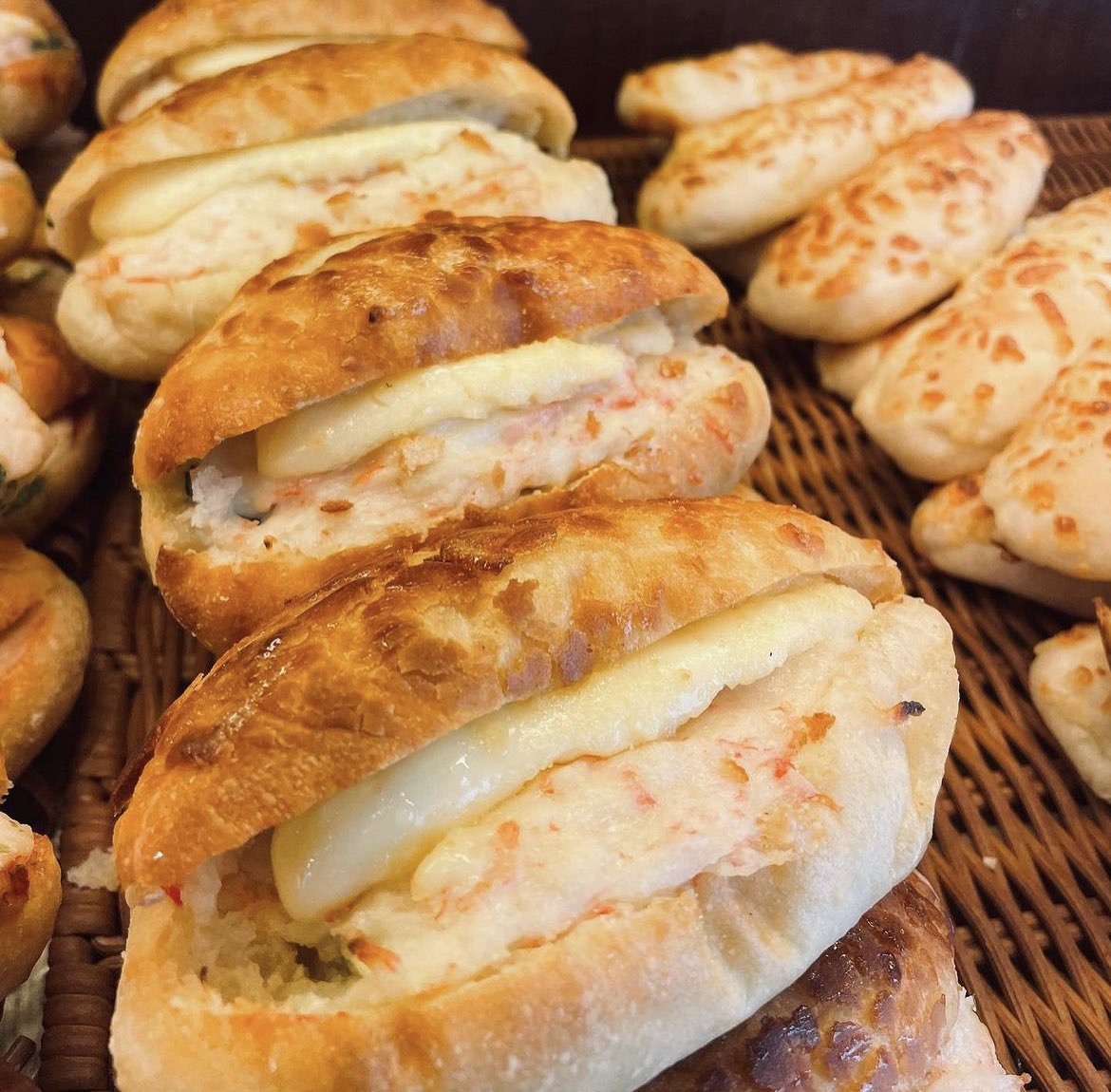 OfficialPorcini's tweet photo. カニクリームダッチ！

本日���おススメは、試行錯誤した自慢のホワイトソースと高級カニかま🦀ほうれん草を挟んだカリカリダッチパンです。

生地はむっちりさっくりで歯切れのよく、温めて直すと一体感を楽しんでもらえるかと思います✴︎

ぜひお手に取っていただけますように！ https://t.co/EQ14SMEcs1