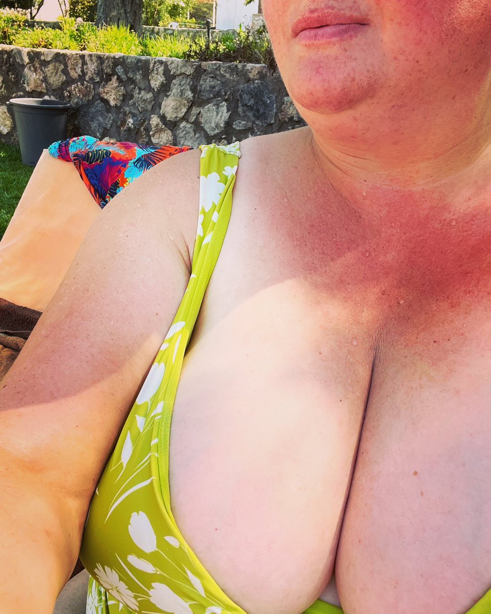 Bethbuffay_bbw's tweet photo. Just tanning myself on holiday …time to oil up those GG #bigboobs #tanning holiday content with be incoming on my page. Its free to join https://t.co/u0mUf8iN4O