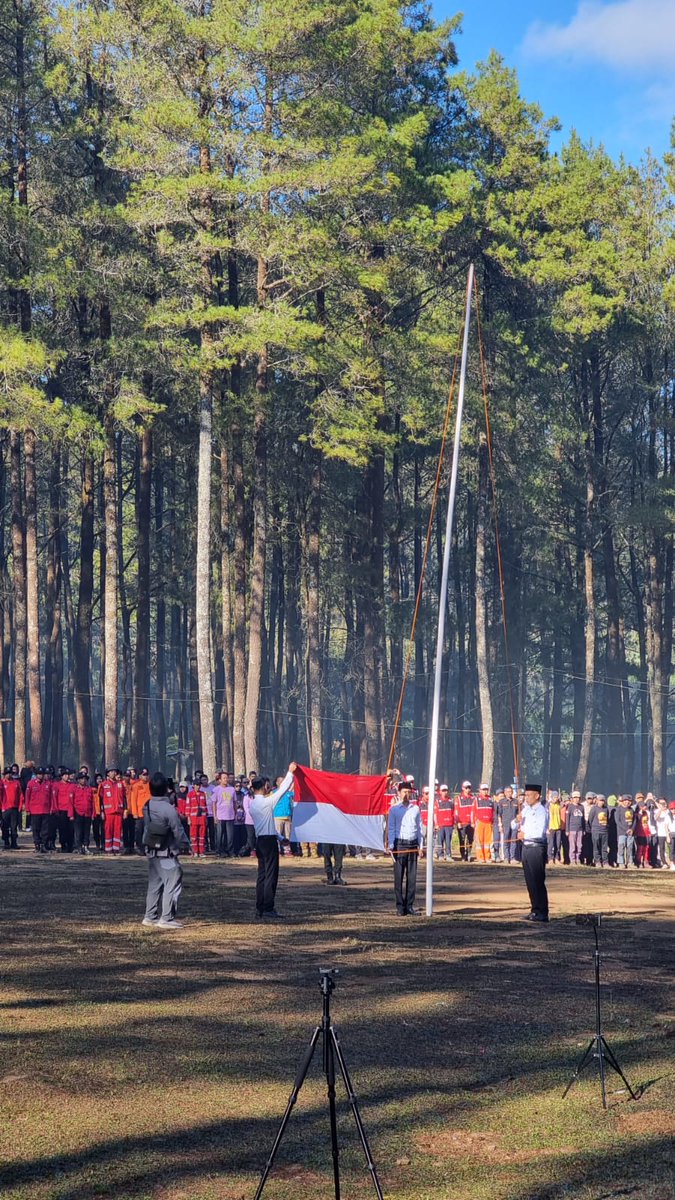 BSN_MAKASSAR's tweet photo. Rayakan HUT ke 78 tahun Republik Indonesia dengan upacara penaikan bendera di Lembanna bersama dengan puluhan potensi SAR. 

Terus Maju Untuk Indonesia Maju 💪🏼😎

#HUT78tahun
#Lembanna
#Bawakaraeng
#Basarnas https://t.co/hmqSvecX8a