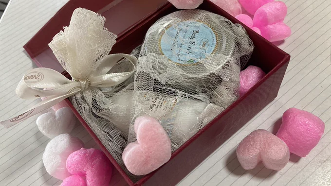 ひろちゃ「誕プレ送るね〜!」私「ありがとう〜!!(女神か…?)」タッキュビン「チァーッス!!」私「アザース!!(箱パカー!)アァア?!?愛が凄い!!!!!????」ひろちゃありがとうね… 