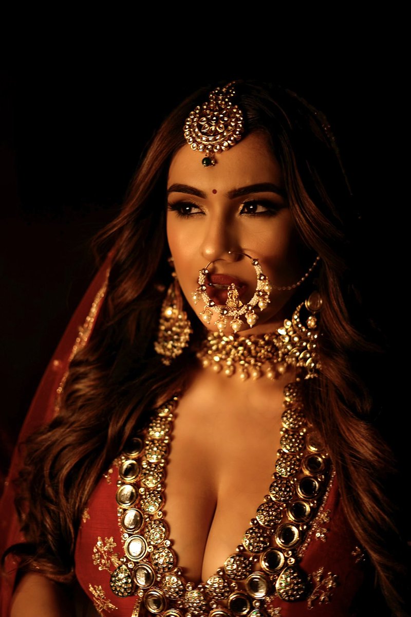 Indian Bride ❤️

#indianbride #bridallook #bridalshoot #indianfashion #bridalwear #bridalmakeup #desigirl #desilook #nehamalik #bollywood #pollywood