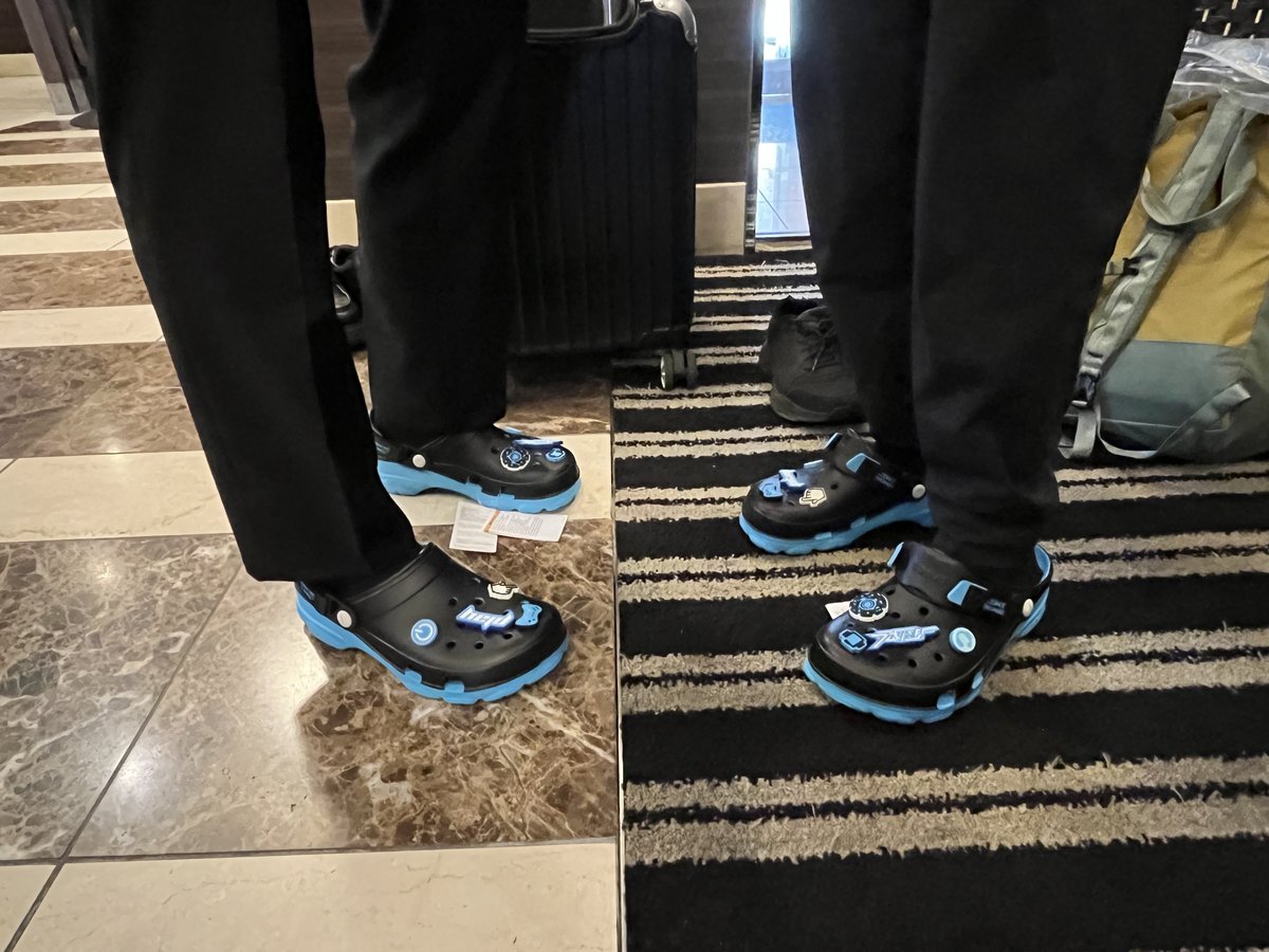 kdg_esports's tweet photo. RAMUNE JUNKIE様（@RamuneJunkie_）より、LOL部門のブロック決勝出場チームに
#RAMUNEJUNKIExcrocs をいただきました！✨
パワーボタンやコントローラー等のチャームもついていて、eスポーツ仕様になっており、選手たちは大喜び！
スタイリッシュなデザインなので、たくさん履こうと思います！🙌 https://t.co/3AHVaCGPZN