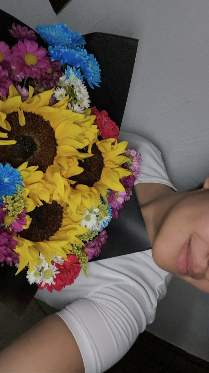 estefaniafr_'s tweet photo. Mi día favorito del mes es cuando mi novio me regala flores y yo llego bien feliz a mi casa a tomarles 80 mil fotos 💞💞💞 https://t.co/dGlu4yZZLN