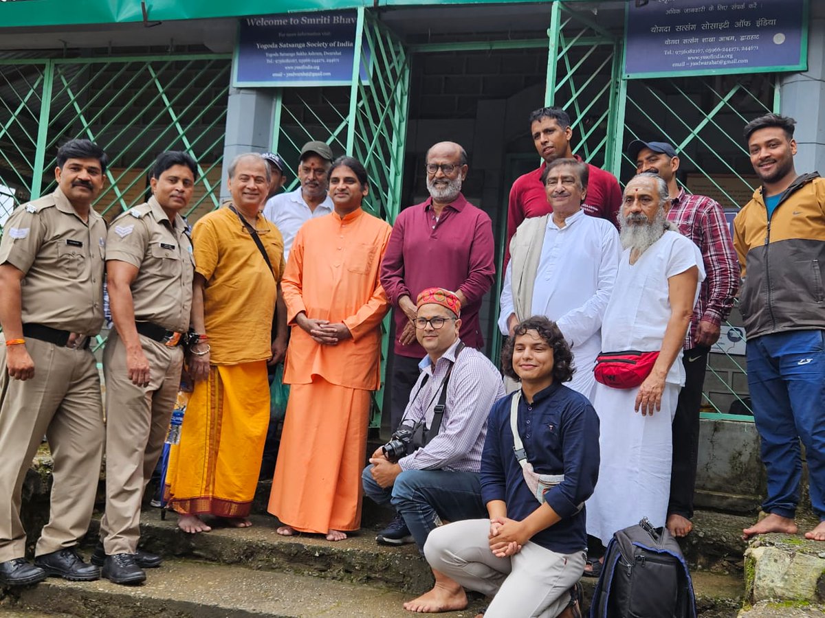 sanjaymatpal's tweet photo. द्वाराहाट(अल्मोड़ा) फिल्म अभिनेता रजनीकांत यहां स्थित महावतार बाबा जी की गुफा में ध्यान लगाने पहुंचे। दो दिवसीय  के प्रवास के दौरान वह अपने प्रशंसकों से भी खूब मिले। https://t.co/fglGV5hHbG