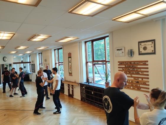 DKwingtsun's tweet photo. Ferien er slut og alle hold er kørende igen! Skønt at se, at I så småt kommer i gang med træning igen.
Husk Chi Sau seminar på søndag kl. 12:00 på Østbanegade.
#WT #WingTsun #7Structura #SetptemStructura #WTScandinavia #WingTsunDanmark #ChiSau https://t.co/DKkWB3VnqF