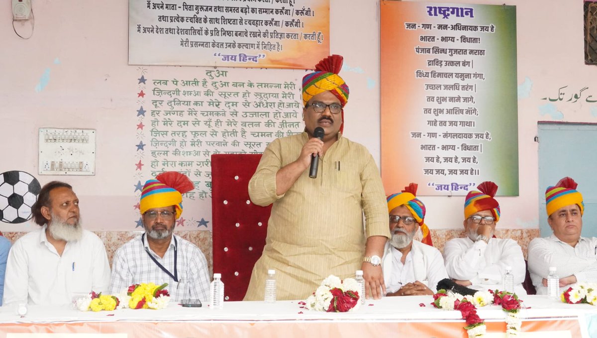 mdchopdarinc's tweet photo. आज जोधपुर के प्रताप नगर स्थित मदरसा गुलशन-ए-अदब उच्च प्राथमिक विद्यालय (मुस्लिम यूथ कॉर्नर के जैरे इंतेजाम) में राजस्थान मदरसा बोर्ड द्वारा स्वीकृत ड्यूल डेस्क स्मार्ट क्लास का उद्घाटन किया। कार्यक्रम को सम्बोधित करते हुए बच्चों को मन लगाकर पढ़ाई करने और देश का नाम रौशन करने की शुभकामनाएं दी। इस अवसर पर राजस्थान मदरसा बोर्ड द्वारा माननीय मुख्यमंत्री श्री अशोक गहलोत जी के नेतृत्व में चलाई जा रही योजनाओं से भी उपस्थित जनों को अवगत करवाया। 

कार्यक्रम में आजाद यूनिवर्सिटी के चेयरपर्सन मोहम्मद अतीक साहब, डीएमओ गुलाम हुसैन जी सहित स्थानीय गणमान्य जन, मदरसा स्टाफ एवं विद्यार्थी उपस्थित रहे। मदरसा परिवार द्वारा मिले मान-सम्मान हेतु समस्त स्टाफ का हार्दिक आभारी हूँ।
