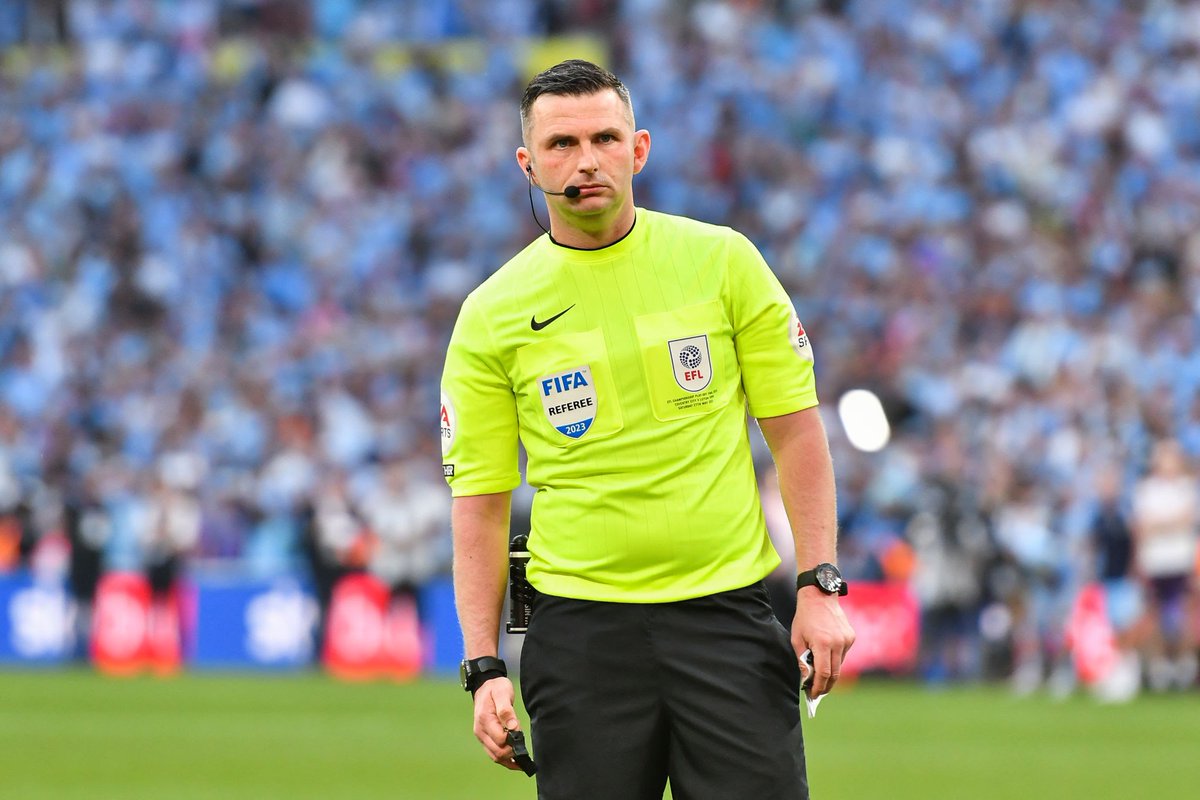 Tottenham_Feed's tweet photo. The Man Utd side to face #Tottenham on Saturday is in:

• Referee: Michael Oliver. 
• Assistants: Stuart Burt, Dan Cook. 
• Fourth official: John Brooks. 
• VAR: Craig Pawson. 
• Assistant VAR: Simon Long.

#THFC | #COYS | #TTID https://t.co/pyB3bcFLuI