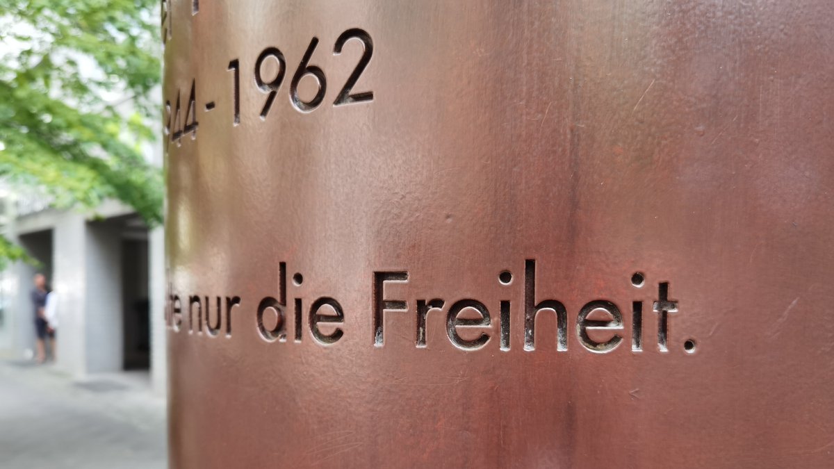 Stift_und_Bogen's tweet photo. "Er wollte nur die Freiheit" lautet ein Teil der Inschrift auf der Gedenksäule zu Ehren von Peter #Fechter. Das Mahnmal wurde dort aufgestellt, wo der junge Bauarbeiter #otd im Jahr 1962 getötet wurde. Die Einweihung erfolgte im August 1999. https://t.co/qoLN5NQfGn