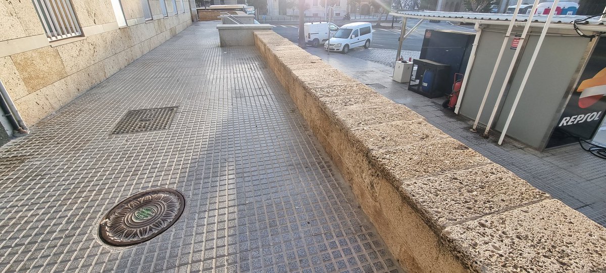 nokistein's tweet photo. @ayuntamientodecádiz @brunog_cadiz @valoriza por lo visto hay calles de segunda clase donde no se baldea asiduamente y tenemos que disfrutar de las meadas resecas y de las porquerías del suelo... Y eso justo enfrente de las Puertas de Tierra. https://t.co/LnhPMZqrYP