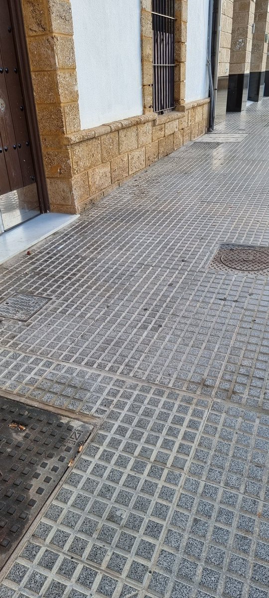 nokistein's tweet photo. @ayuntamientodecádiz @brunog_cadiz @valoriza por lo visto hay calles de segunda clase donde no se baldea asiduamente y tenemos que disfrutar de las meadas resecas y de las porquerías del suelo... Y eso justo enfrente de las Puertas de Tierra. https://t.co/LnhPMZqrYP