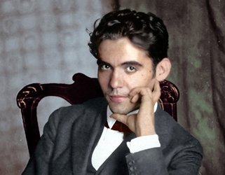 ugtcorreoscat's tweet photo. 🌹Hace 87 años....en la madrugada del 18 de agosto de 1936, Federico García Lorca fue fusilado.
#Lorca #FedericoGarciaLorca
#poesia #GarciaLorca
“Cuando yo me muera, / enterradme con mi guitarra / bajo la arena. / Cuando yo me muera, / entre los naranjos / y la hierbabuena” https://t.co/dKqjfP0SAz