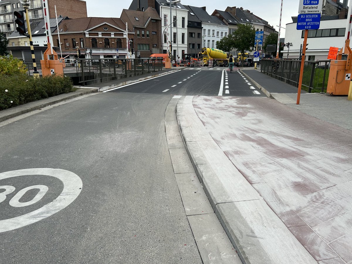 peter_v's tweet photo. In #Mechelen wordt de fietsWEG breder dan het autoPAD (zoals in Copenhagen) #cycling #fietsen (Plaisancebrug) https://t.co/TT2ouzuISd