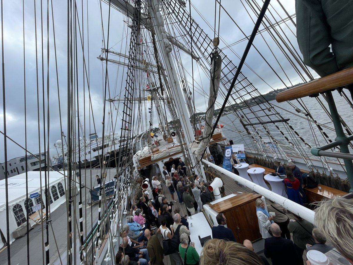 JuliaSempler's tweet photo. @UiTNorgesarktis på Christian Radich idag med mange spennende tema på agendaen! https://t.co/Sunf5R8fSx