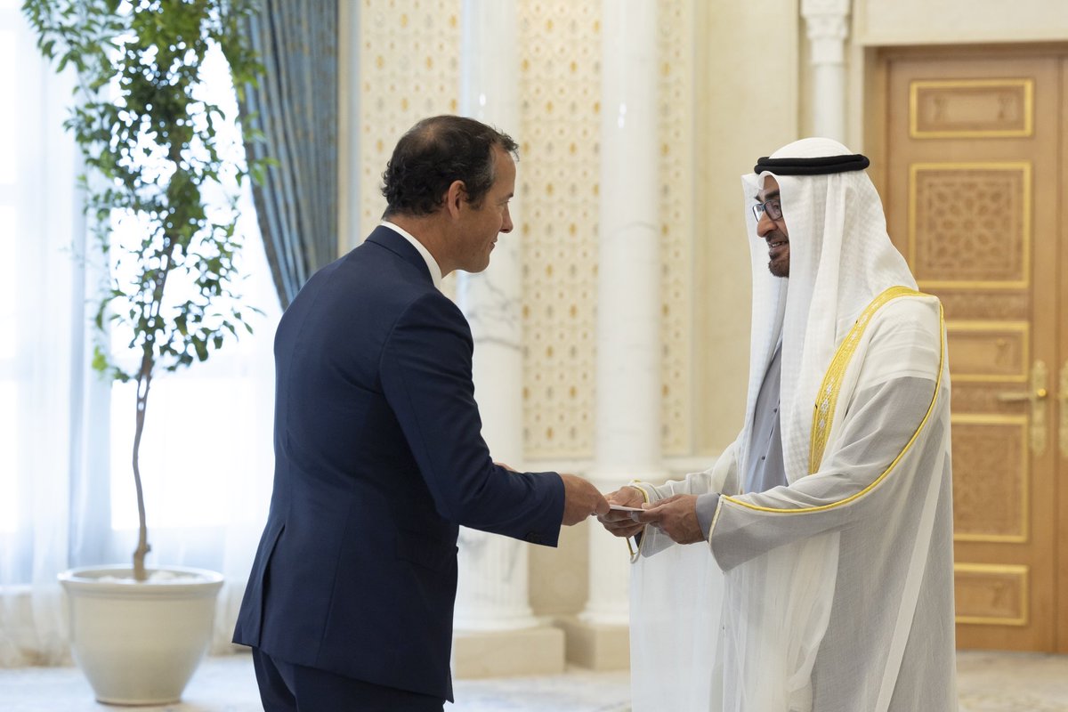 ukinuae's tweet photo. Yesterday morning, His Majesty’s Ambassador to the UAE, @EdwardHobartUK , presented his credentials to His Highness Sheikh Mohamed bin Zayed Al Nahyan @MohamedBinZayed President of the United Arab Emirates 🇬🇧🇦🇪 https://t.co/XEsLytWqi9
