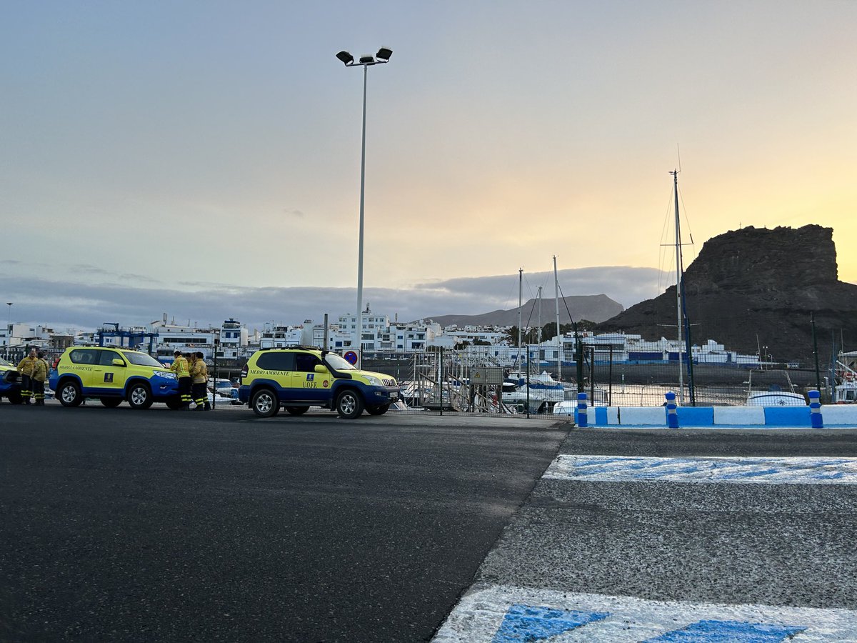 LibertaliaSpain's tweet photo. La Unidad Operativa de Fuegos Forestales de Gran Canaria listos para partir la isla de Tenerife a colaborar en la extinción del incendio que asola la cumbre de la isla. Mucha suerte a todos ellos en su labor. Y el deseo de una pronta extinción. #UOFF #IncendioTenerife https://t.co/oaHcZuqWRs